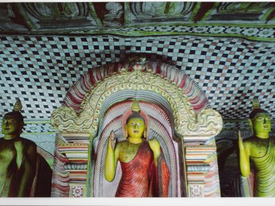 Stehende Buddha-Statue, Maharaja-Viharaya-Höhle, Sri Lanka